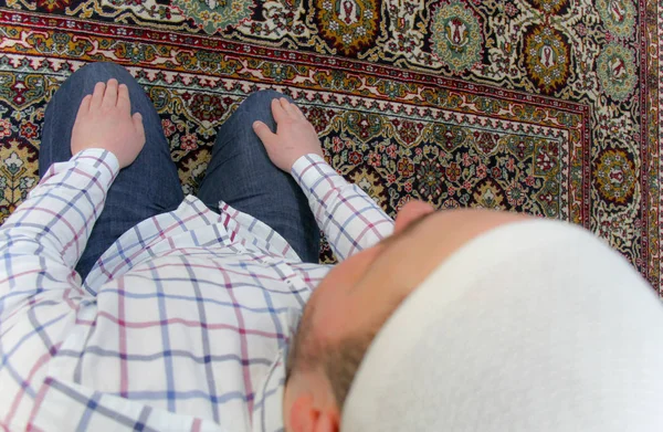 美しいモスクの内部に祈って若いイスラム教徒の男性 — ストック写真