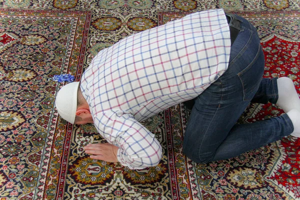 Młody człowiek muzułmańskiej modlitwy wewnątrz piękny Meczet — Zdjęcie stockowe