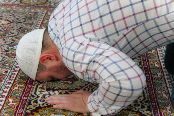 Young muslim man praying inside of beautiful mosque — Stock Photo, Image