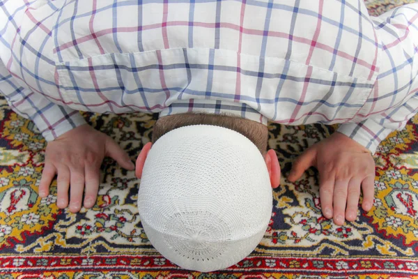 Giovane uomo musulmano che prega all'interno di una bella moschea — Foto Stock