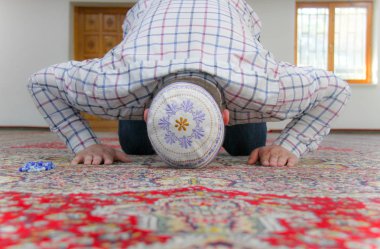 Genç Müslüman adam güzel cami içinde dua