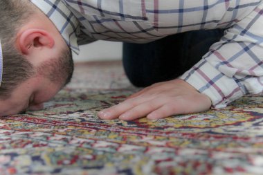 Genç Müslüman adam güzel cami içinde dua