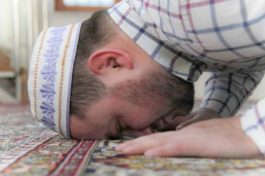 Genç Müslüman adam güzel cami içinde dua