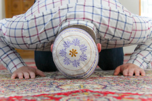 Jeune homme musulman priant à l'intérieur de la belle mosquée — Photo