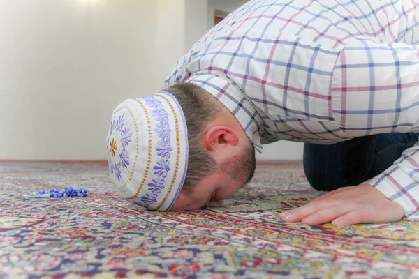 Hombre musulmán joven rezando dentro de la hermosa mezquita — Foto de Stock