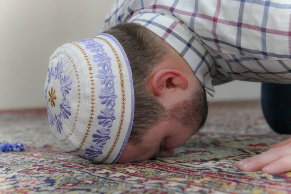 Молодой мусульманин молится в красивой мечети — стоковое фото