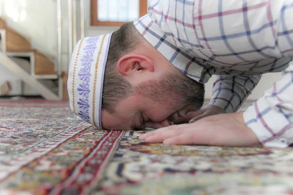 Hombre musulmán joven rezando dentro de la hermosa mezquita — Foto de Stock