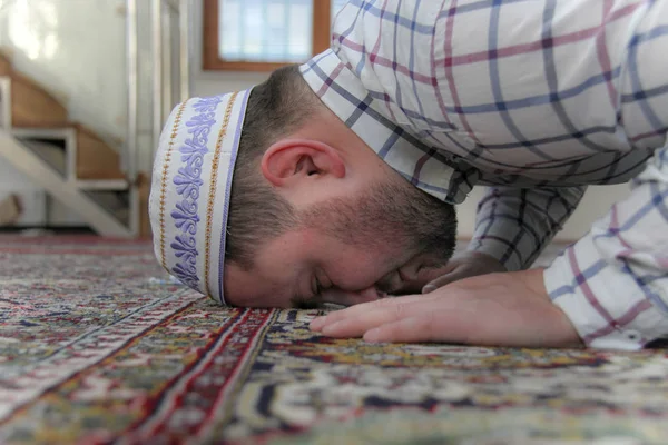 Genç Müslüman adam güzel cami içinde dua