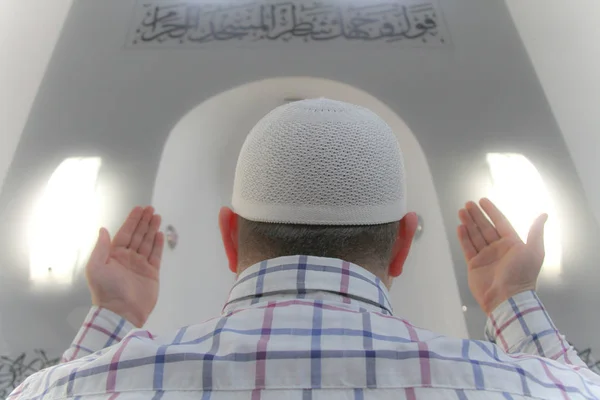 Fiatal muzulmán ember imádkozott gyönyörű mecset belseje — Stock Fotó