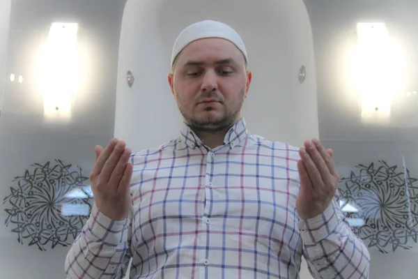 Ung muslimsk man ber inuti vackra moskén — Stockfoto