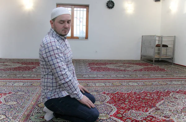 Hombre musulmán joven rezando dentro de la hermosa mezquita — Foto de Stock