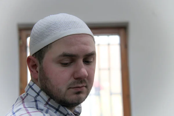 Young muslim man praying inside of beautiful mosque — Stock Photo, Image