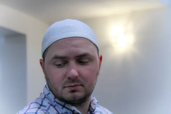 Young muslim man praying inside of beautiful mosque — Stock Photo, Image