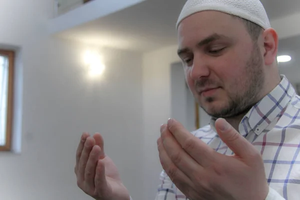 Young muslim man praying inside of beautiful mosque — Stock Photo, Image