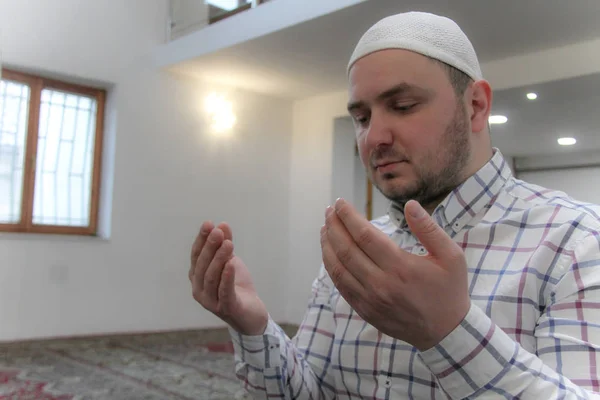 Young muslim man praying inside of beautiful mosque — Stock Photo, Image