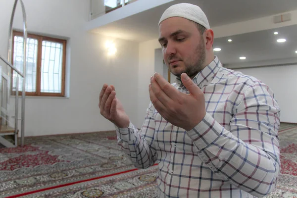 Молодий мусульманин молиться всередині красивої мечеті — стокове фото
