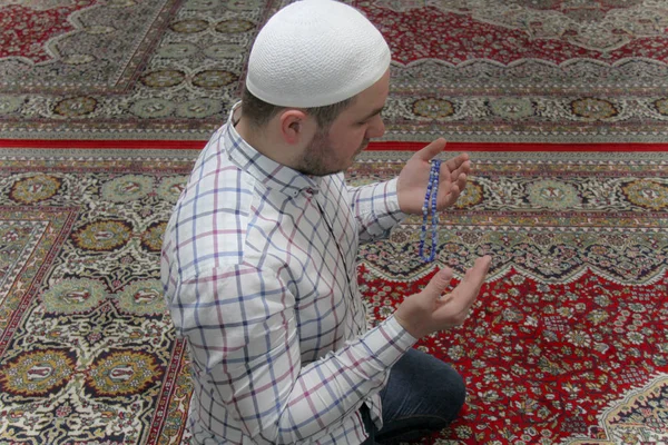 Mladý muž modlit uvnitř krásné mešity — Stock fotografie