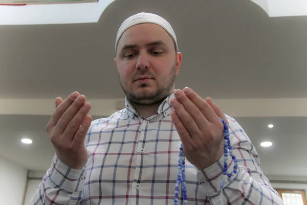 Young muslim man praying inside of beautiful mosque — Stock Photo, Image