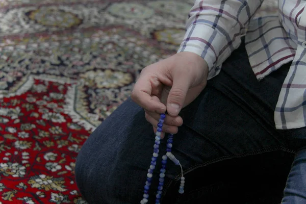 Moslim jongeman binnenkant mooie moskee bidden — Stockfoto