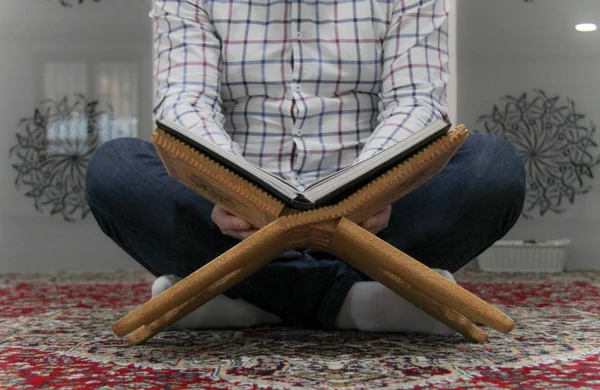 Młody człowiek muzułmańskich czytanie Koranu - świętej księgi muzułmanów — Zdjęcie stockowe