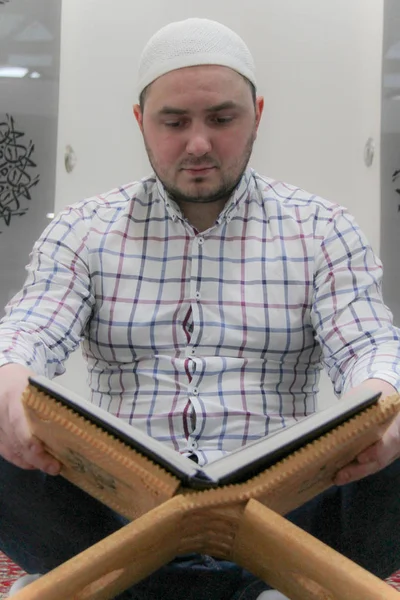 Jovem muçulmano lendo o Alcorão - livro sagrado dos muçulmanos — Fotografia de Stock