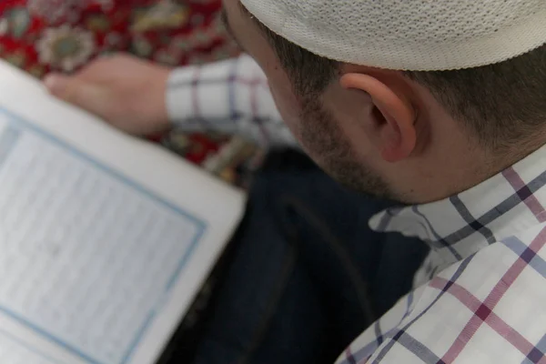 Young muslim man reading the Quran - holy book of Muslims — Stock Photo, Image
