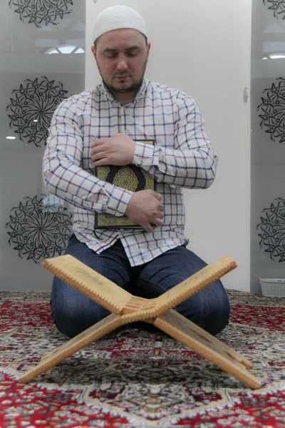 Юнак мусульманських Читати Корану - священну книгу мусульман — стокове фото