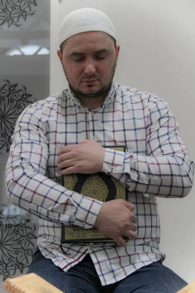 若いイスラム教徒の男性コーラン - イスラム教徒の神聖な本を読んで — ストック写真