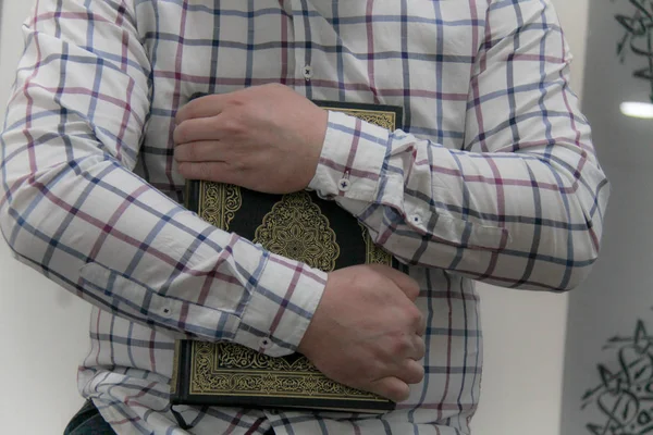 Moslim jongeman lezen van de Koran - heilige boek van moslims — Stockfoto