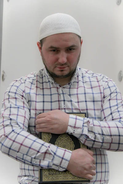 Joven musulmán leyendo el Corán - libro sagrado de los musulmanes — Foto de Stock