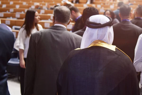 Zakelijke bijeenkomst - knappe Arabische man die presenteert zijn ideeën — Stockfoto