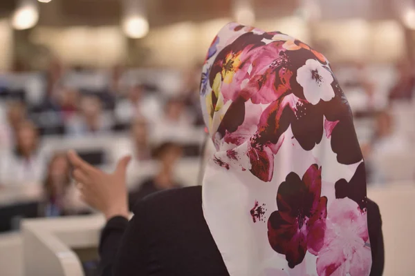 Muzułmańska kobieta po prezentacji biznesowych — Zdjęcie stockowe