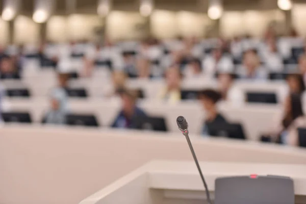 Mikrofon confe iş konferans sırasında önden görünümü