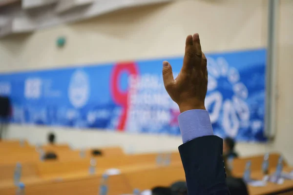 Empresários durante conferência de negócios na sala de conferências ou — Fotografia de Stock