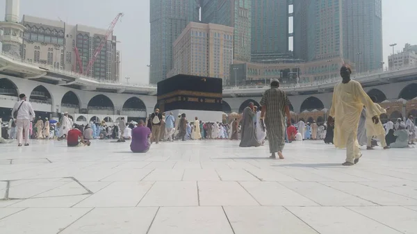 沙特阿拉伯的麦加，2016 年 9 月-穆斯林朝圣者从所有 o — 图库照片