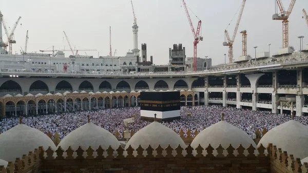 MECCA, SAUDI ARABIA, setembro 2016 - Peregrinos muçulmanos de todos os lugares — Fotografia de Stock