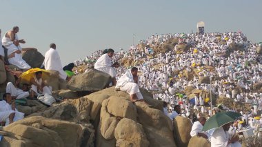 Mekke, Suudi Arabistan, Eylül 2016, Suudi Arabistan 'daki Arafat Dağı' nda Müslümanlar. Burası Adem ve Havva 'nın cennetten düştükten sonra buluştukları yer..
