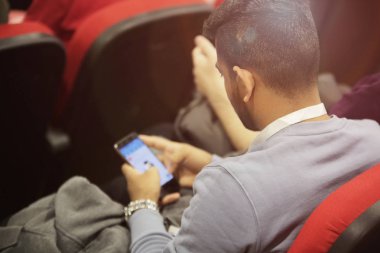 İş konferansı sırasında konferans odasında ya da 