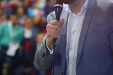 Modern büyük okul klasmanlarında bir grup öğrenci profesörle birlikte çalışıyor.