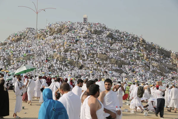 MECCA, SAUDI ARABIA, sSeptember 2016., Muslims at Mount Arafat (o — стоковое фото