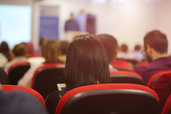 Бизнесмены во время бизнес-конференции в конференц-зале или 