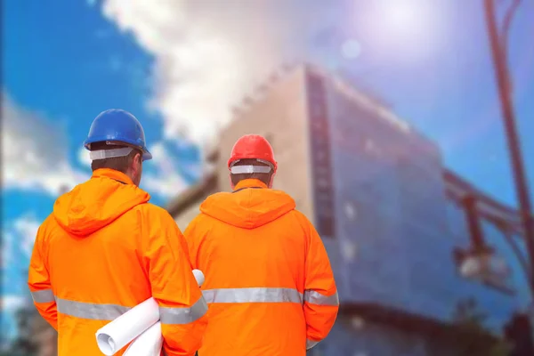 Two engineers looking at consrtuction site — Stock Photo, Image