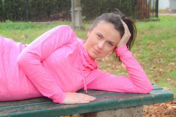 Jeune jolie femme se relaxant dans le parc d'automne — Photo