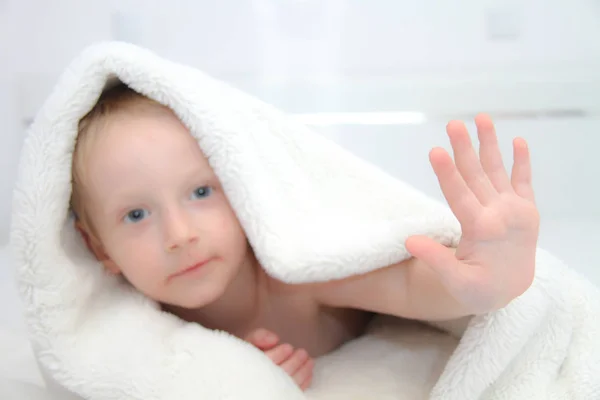 毛布の下から外を見る美しい少年 — ストック写真