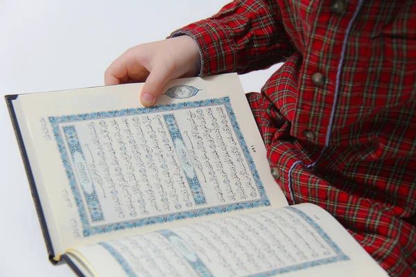 Kleine moslim Europese jongen met islamitisch heilig boek Koran of Kuran — Stockfoto