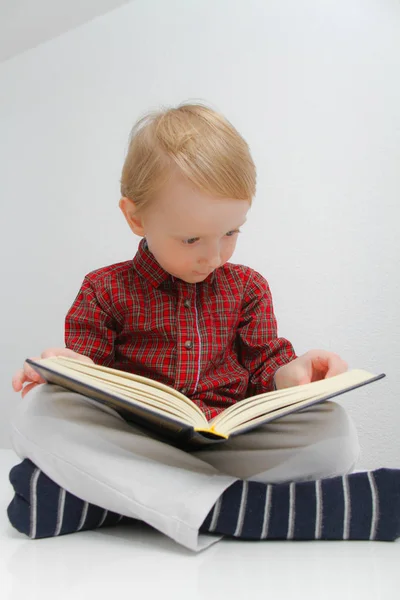 Pequeño niño musulmán europeo con libro sagrado islámico Corán o Kurán — Foto de Stock