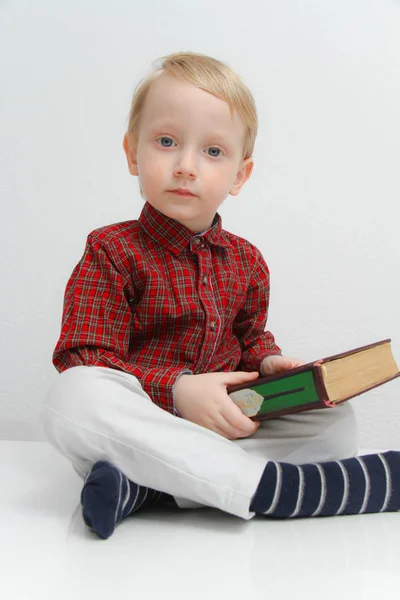 Piccolo ragazzo musulmano europeo con libro sacro islamico Corano o curdo — Foto Stock