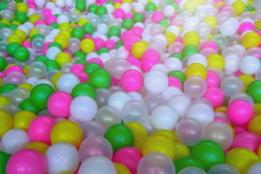 Oyun parkında renkli toplar