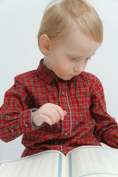 Pequeño niño musulmán europeo con libro sagrado islámico Corán o Kurán — Foto de Stock