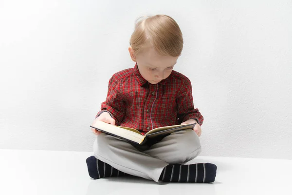 Pequeño niño musulmán europeo con libro sagrado islámico Corán o Kurán —  Fotos de Stock